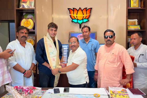टूण्डला के होनहार युवा मोहित लबानिया का आयकर विभाग में चयन, विधायक Prempal Singh Dhangar ने किया सम्मानित