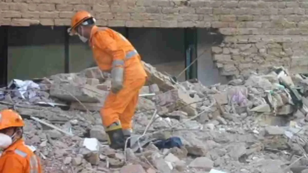 Delhi PG Building Collapse: सत्य निकेतन में पांच मंजिला इमारत गिरी, 7 की मौत; सुरक्षा व्यवस्था पर उठे सवाल
